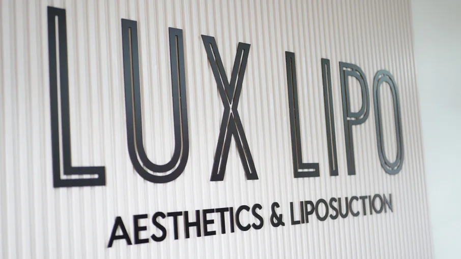 The LUX LIPO sign in the clinic