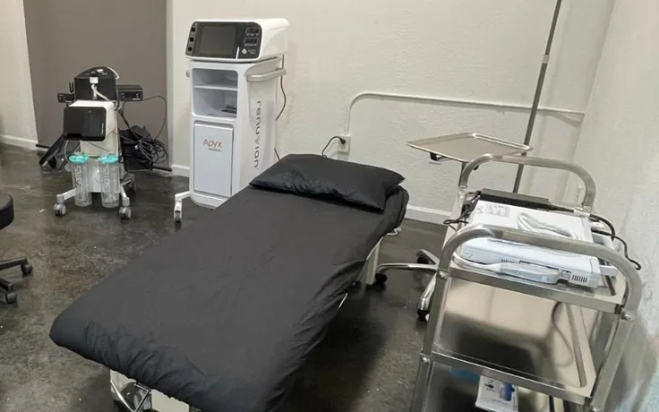 Treatment room with a Renuvion unit at Lux Lipo
