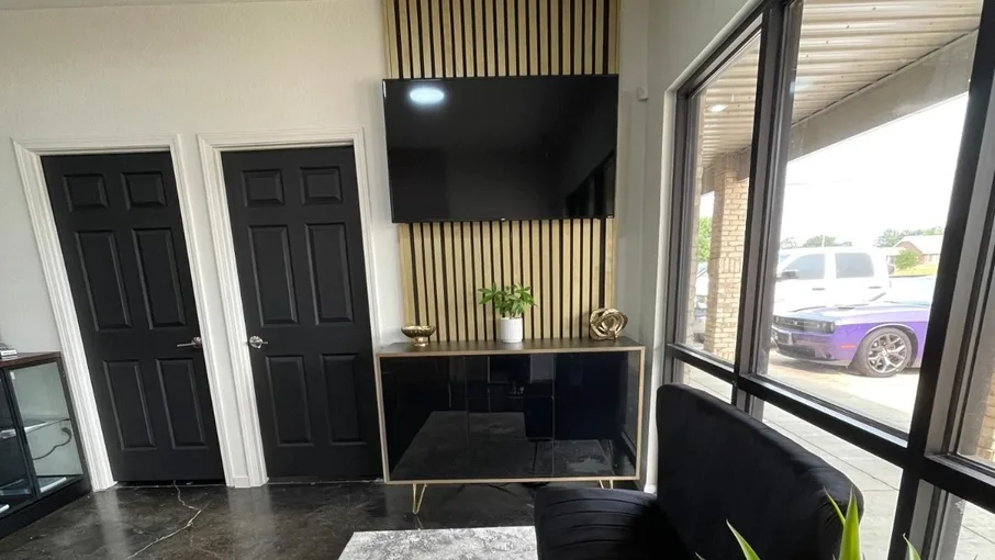 The waiting area at Lux Lipo in Jonesboro, where consultations begin