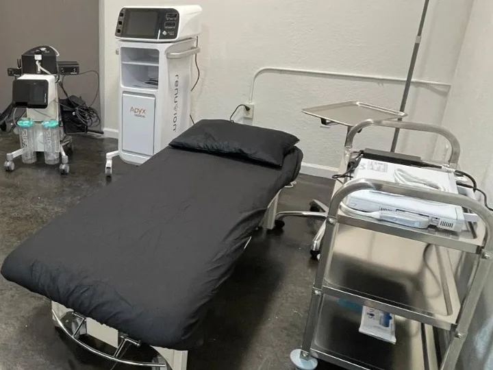 Treatment bed and instrument cart at Lux Lipo