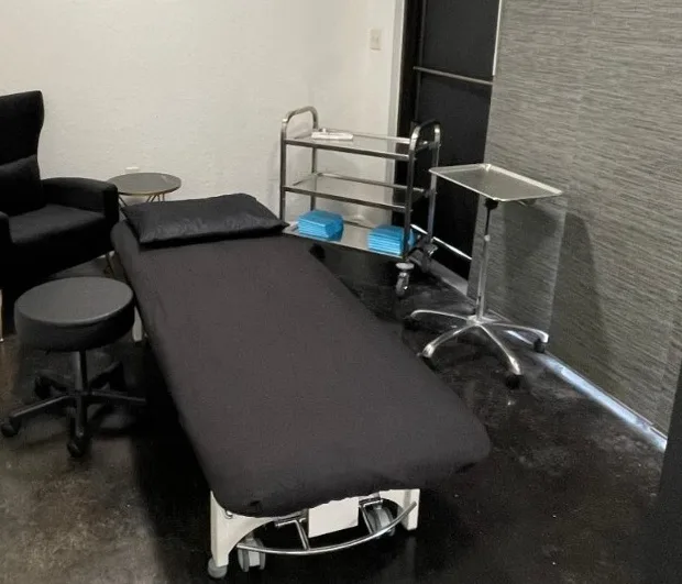 Treatment bed in a private room at Lux Lipo