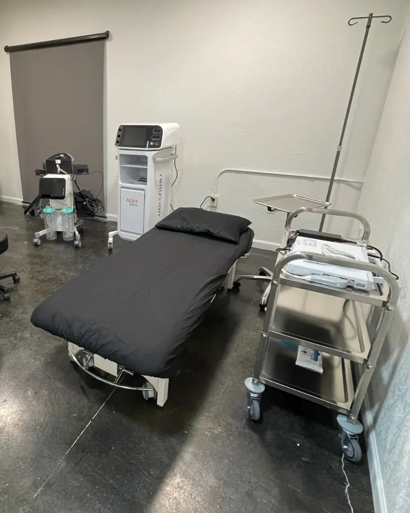 Treatment room with a Renuvion unit at Lux Lipo